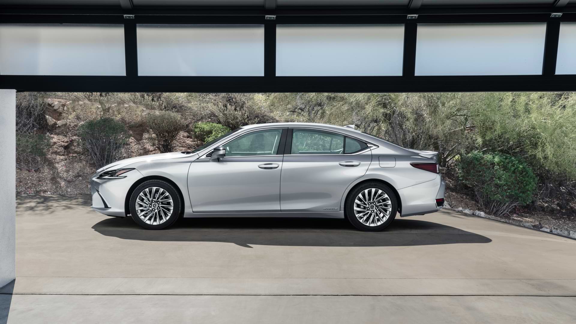 2021 Lexus ES side view